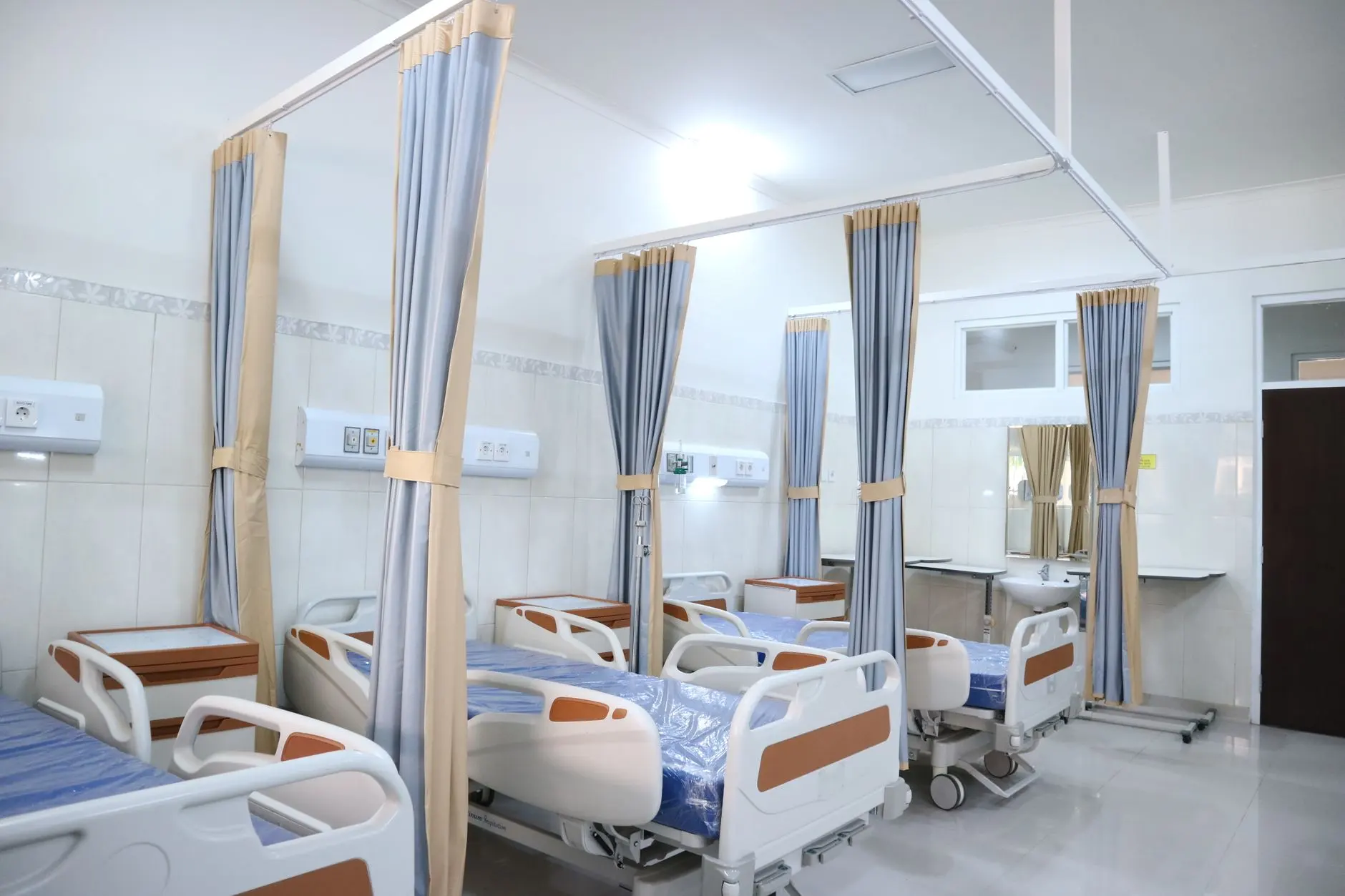 代理记账与自建财务团队对比：南宁臻玮商务服务为创业者提供的选择