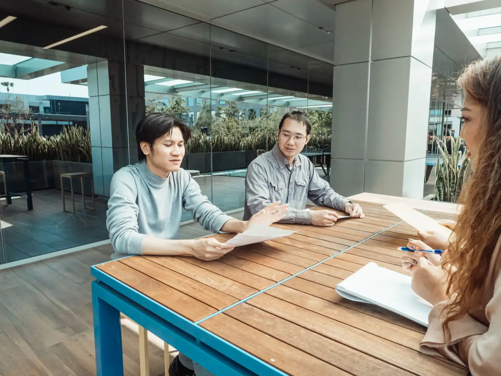 代理记账与自建财务团队对比分析：中小企业成本与效率评估